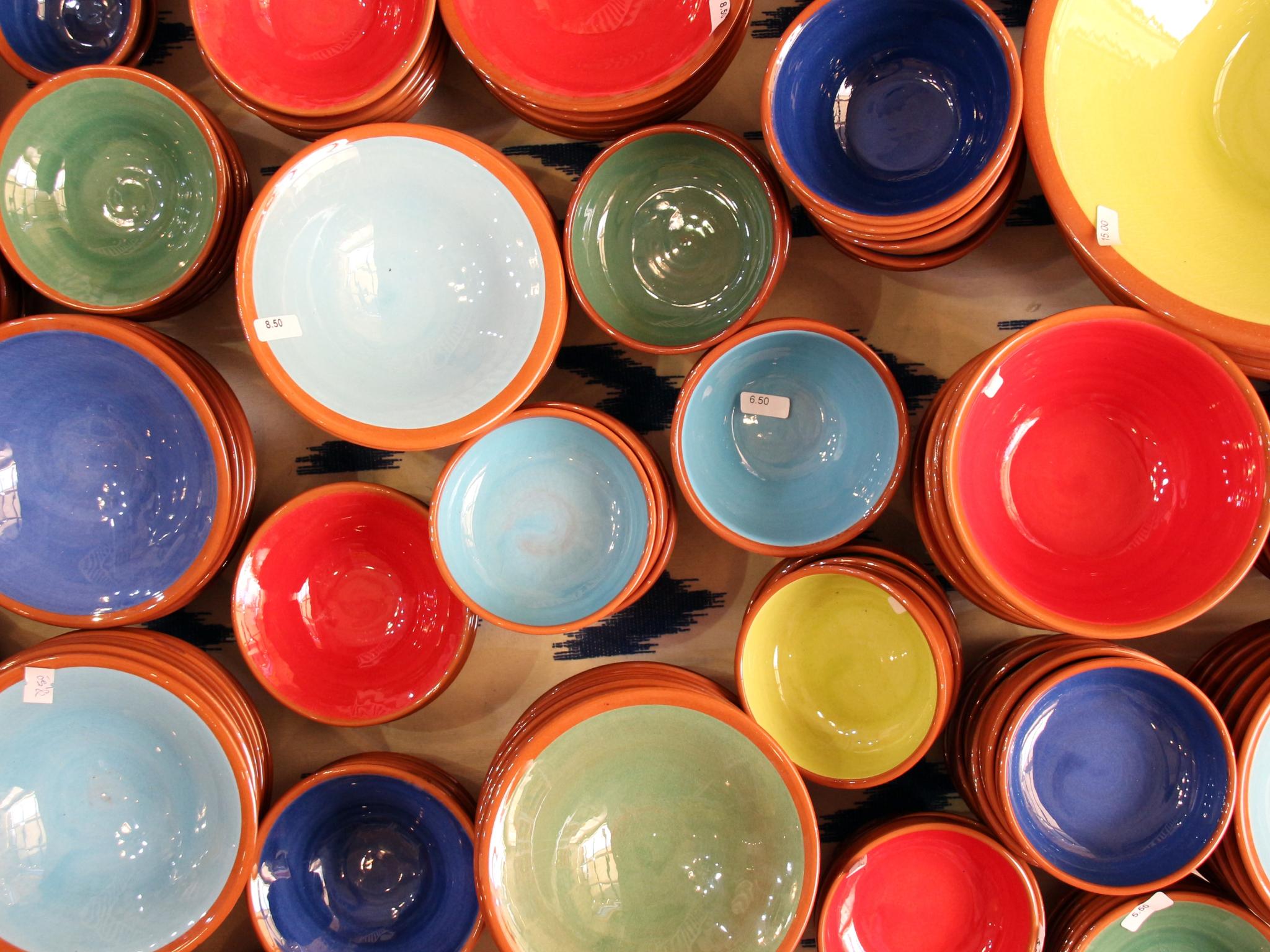 Man sieht viele unterschiedlich gefärbte Keramikschüsseln mit einem Blick von oben. Sie stehen dicht an dicht gedrängt